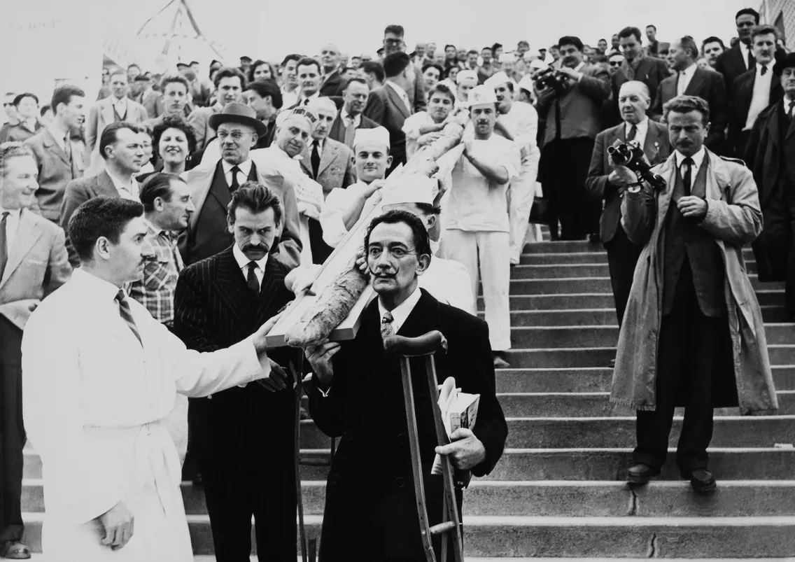 Dali et le peintre Georges Mathieu et la baguette géante