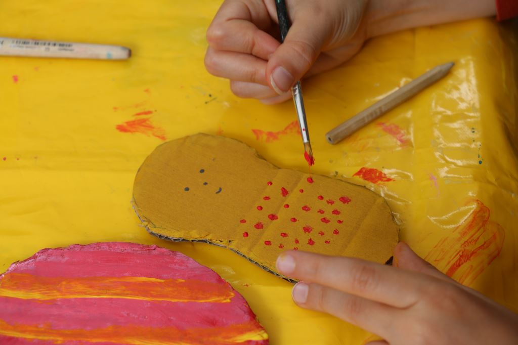 Peindre des motifs complémentaires sur les poupées mamans et bébés