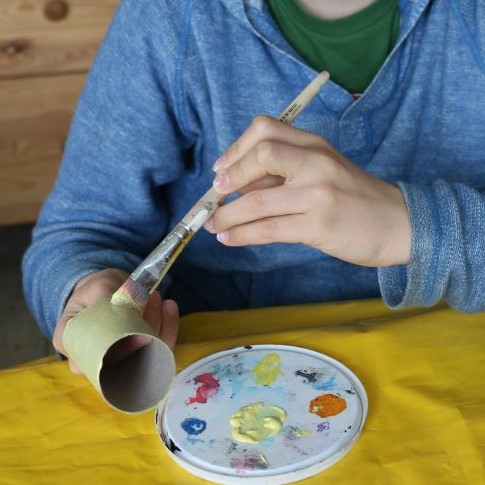 Peindre le corps du fetiche pour voler en jaune soleil