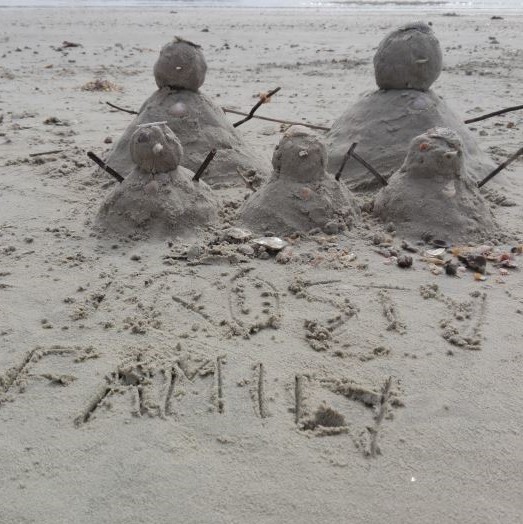 Beach art: les bonhommes de sable