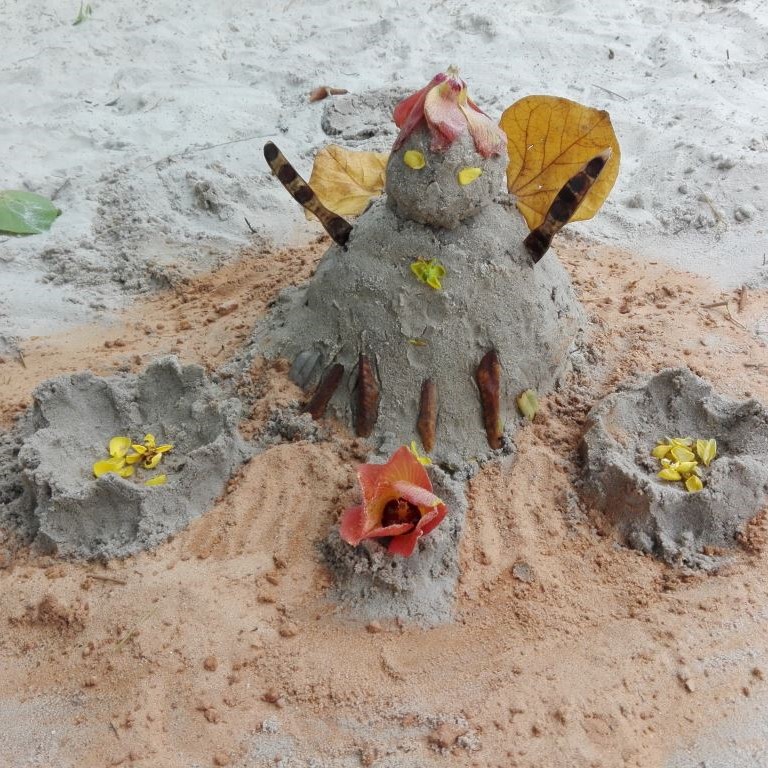 Beach art: les bonhommes de sable