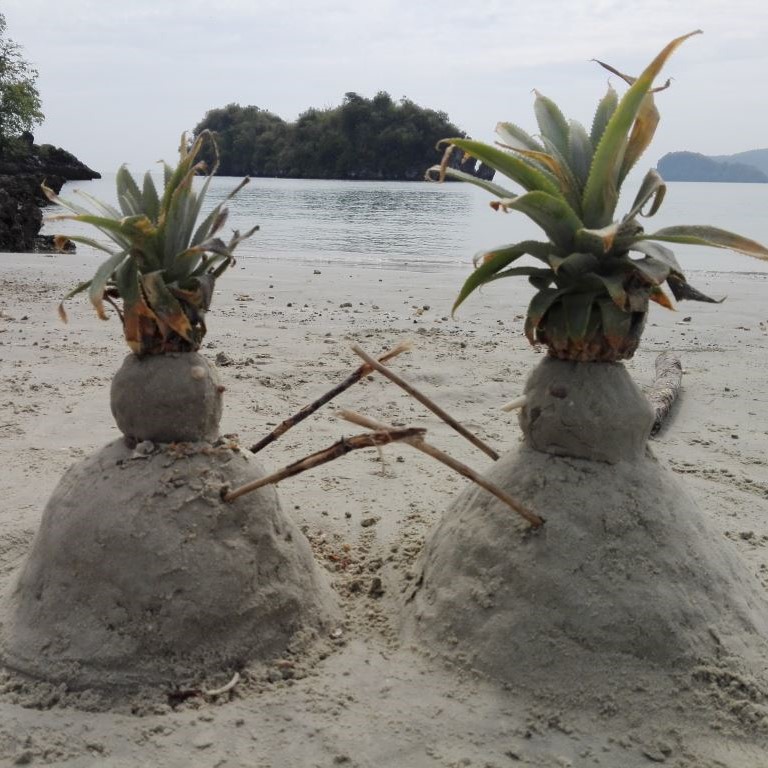 Beach art: les bonhommes de sable