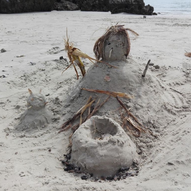 Beach art: les bonhommes de sable