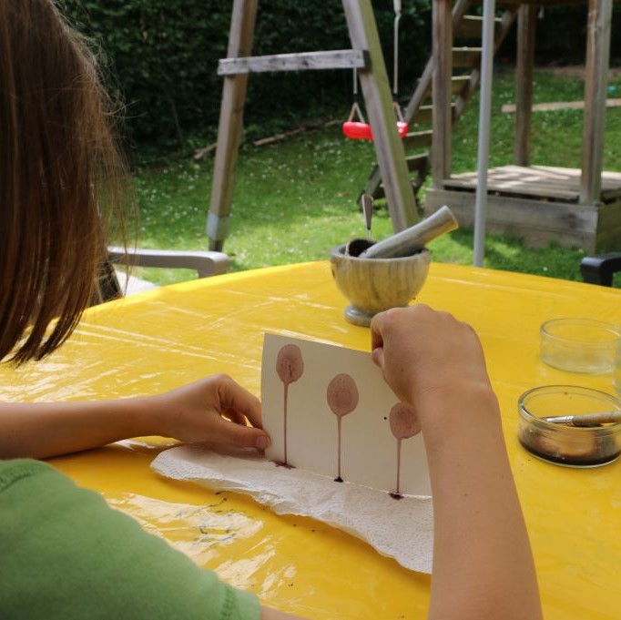 Peindre des coquelicots: laisser couler le surplus de jus pour faire les tiges