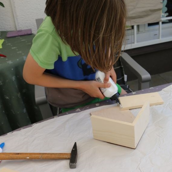 Construire l'hotel a insecte: coller les paroies en bois