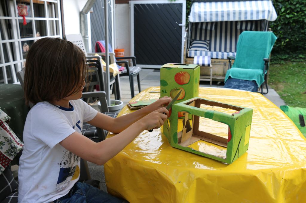 Anniversaire Minecraft: preparer la pinata en papier mache