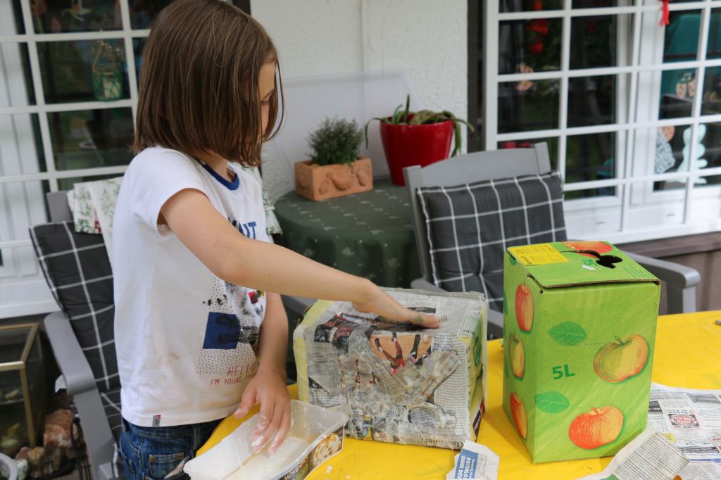 Anniversaire Minecraft: preparer la pinata en papier mache